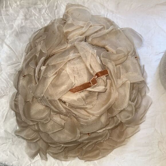 Vintage 50s or 60s Cream Floral Petal Hat - Picture 5 of 7